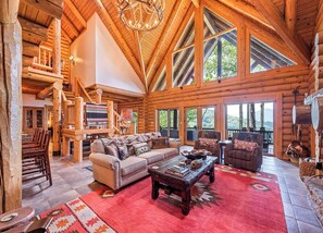 Televisie, een open haard en een tafeltennistafel