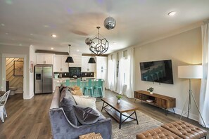 TV, Netflix, smart speakers, streaming services - 📯🌃 MASSIVE DOUBLE HOME | Host a CELEBRATION!!  24 BEDS ★ 24 Friends (Nashville)