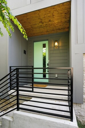 Exterior detail - 📯🌃 MASSIVE DOUBLE HOME | Host a CELEBRATION!!  24 BEDS ★ 24 Friends (Nashville)