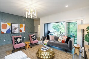 TV, Netflix, smart speakers, streaming services - 📯🌃 MASSIVE DOUBLE HOME | Host a CELEBRATION!!  24 BEDS ★ 24 Friends (Nashville)