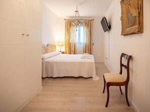 3 habitaciones, tabla de planchar con plancha, internet y ropa de cama 