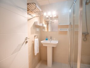 Dusche, Haartrockner, Handtücher