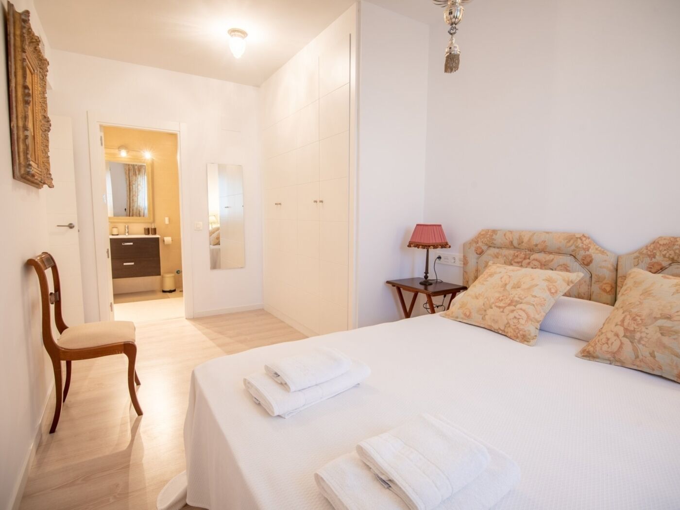 3 quartos, ferros/tábuas de passar roupa, acesso à internet