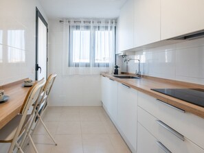 Jääkaappi, mikroaaltouuni, uuni, astianpesukone