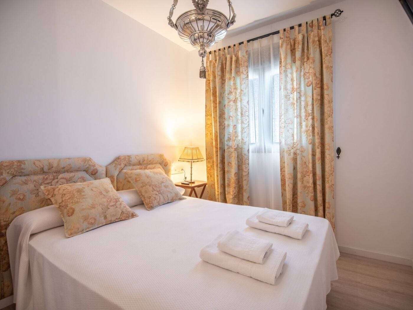 3 slaapkamers, een strijkplank/strijkijzer, internet, beddengoed