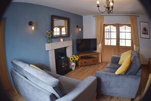 Smart TV, fireplace, DVD player, stereo - Cosy rural retreat with panoramic views of hills and coast (Berwick-upon-Tweed)