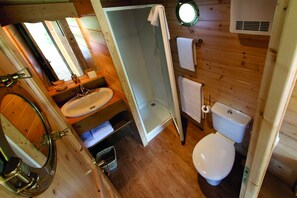 Douche, serviettes fournies, savon, papier toilette