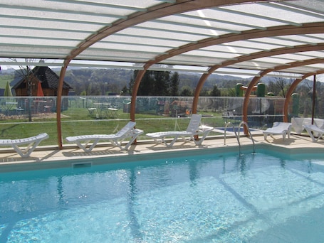 Piscine couverte, piscine chauffée. Roulotte gîte