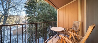 New Listing Remodeled 1 Bedroom vaulted ceiling & private deck