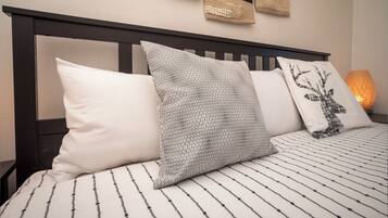 1 dormitori, planxa i posts de planxar, Internet i roba de llit