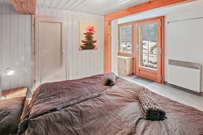 3 bedrooms, desk, iron/ironing board, free WiFi