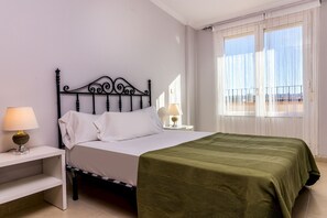 3 habitaciones, tabla de planchar con plancha y cuna de viaje