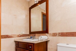 Bañera, secador de pelo, toallas, jabón