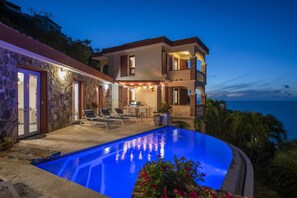 屋外プール、インフィニティプール、サンラウンジャー