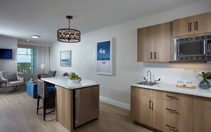 King Premier Waterfront Suite | Private kitchenette | Mini-fridge, coffee/tea maker - The Pointe Hotel (Jupiter)