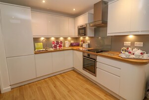 Cottage | Private kitchen | Fridge, dishwasher, electric kettle, toaster