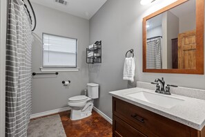 Combined shower/bathtub, hair dryer, towels, soap - Dog Friendly - Beautiful sunsets, Hill County Views - Wildlife (Fredericksburg)
