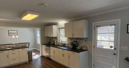 Cozy Ranch by Lake Hickory w/Patio & great Fire Pit