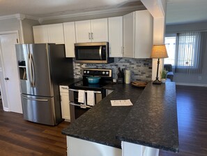 Réfrigérateur, four à micro-ondes, un four, surface de cuisson