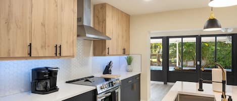 Frigorífico, microondas, horno y placa de cocina
