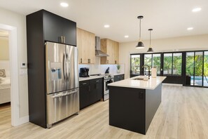 Fridge, microwave, oven, stovetop - 6880 Managed By Brampton Park (Lake Worth)