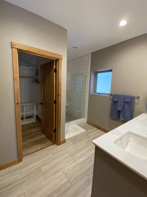 Ensemble baignoire-douche, serviettes fournies