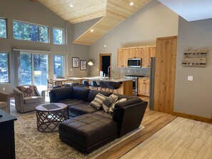 Smart TV, fireplace, DVD player, table tennis - Lovely Spring Home, Access to Pool (Black Butte Ranch)