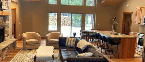 Una Smart TV, una chimenea, un reproductor de DVD