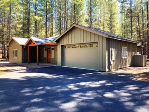 Exterior - Lovely Spring Home, Access to Pool (Black Butte Ranch)