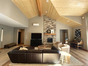 Smart TV, fireplace, DVD player, table tennis - Lovely Spring Home, Access to Pool (Black Butte Ranch)