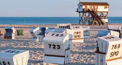 Romantic canal house with garden and direct water access