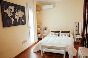 2 bedrooms, WiFi, bed sheets - Cozy apartment surrounded by palaces by RentalSevilla (Sevilla)