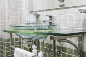 Douche, sèche-cheveux, serviettes fournies