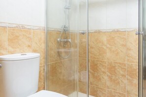 Douche, sèche-cheveux, serviettes fournies