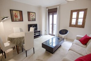 Living area - RentalSevilla Bright Apartment in Santa Cruz Neighborhood (Sevilla)