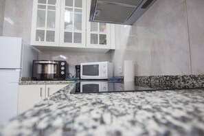 Fridge, microwave, dishwasher, coffee/tea maker - RentalSevilla Bright Apartment in Santa Cruz Neighborhood (Sevilla)