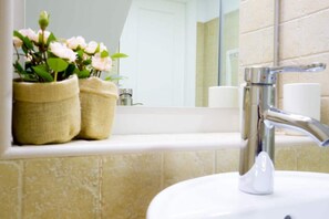 Shower, towels - Sun and Passion by RentalSevilla (Sevilla)