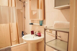 Douche, sèche-cheveux, serviettes fournies