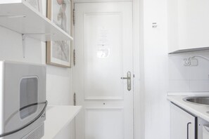 Kühlschrank, Mikrowelle, Wasserkocher mit Kaffee-/Teezubehör