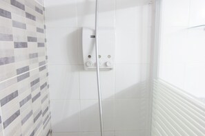 Shower, hair dryer, towels - RentalSevilla Comfortable apartment near the Barrio de Santa Cruz (Sevilla)