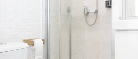 シャワー、ヘアドライヤー、タオル