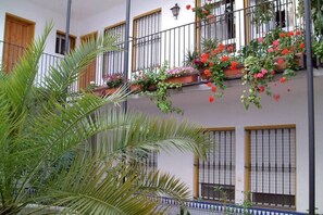 Un edificio con balcones decorados con macetas y flores.