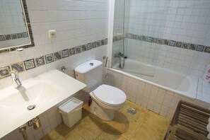 Séchoir à cheveux, serviettes fournies