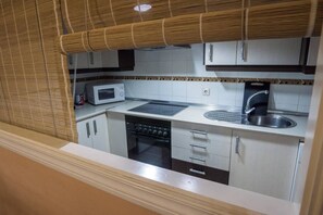 Kjøleskap, mikrobølgeovn, ovn og oppvaskmaskin