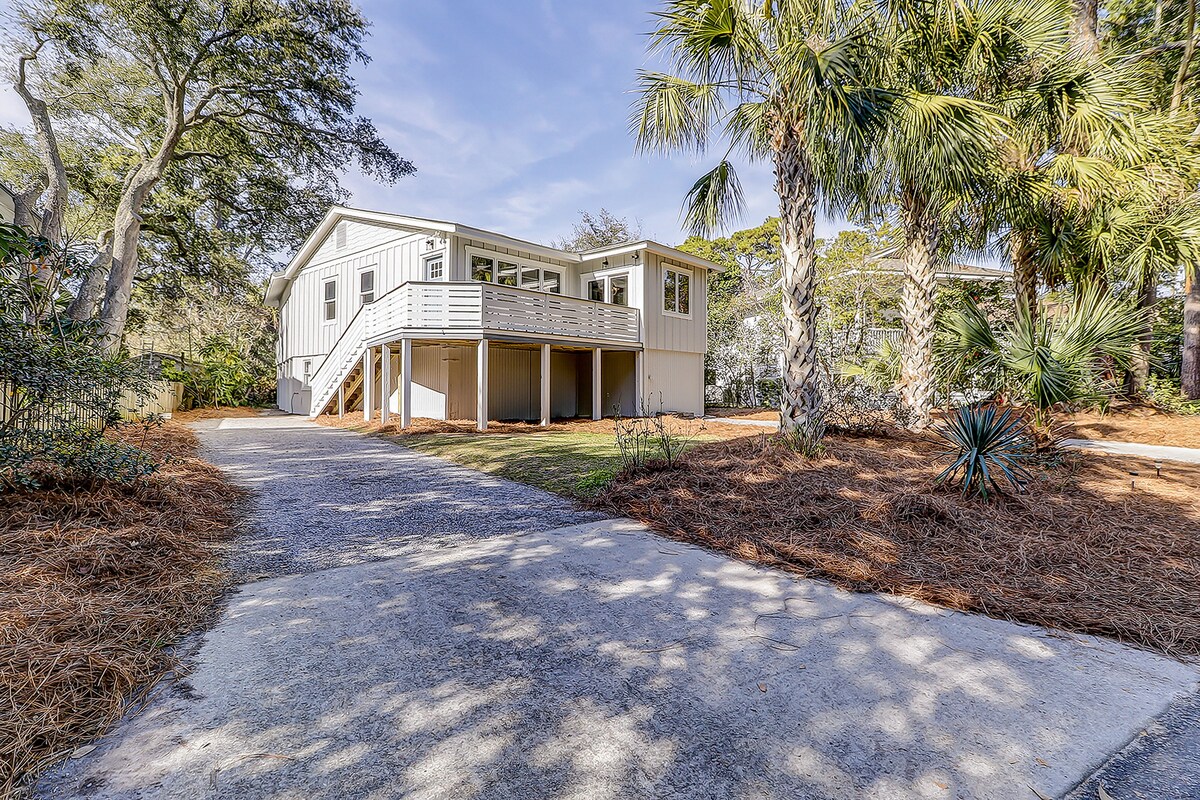 Dog & Snowbird-Friendly Gem - AC, WiFi & Boat Parking, Walk to Folly Field Beach