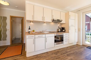 Kühlschrank, Mikrowelle, Ofen, Geschirrspüler