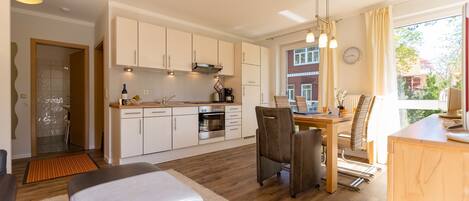 Kühlschrank, Mikrowelle, Ofen, Geschirrspüler