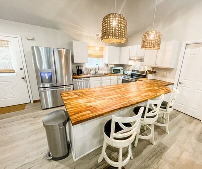 *Salty Sol*-Heated Pool, Golf Cart available to rent, short walk to the beach!🏝