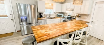 *Salty Sol*-Heated Pool, Golf Cart available to rent, short walk to the beach!🏝