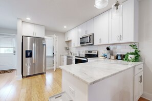 Refrigerador, microondas, horno y parrilla de estufa 